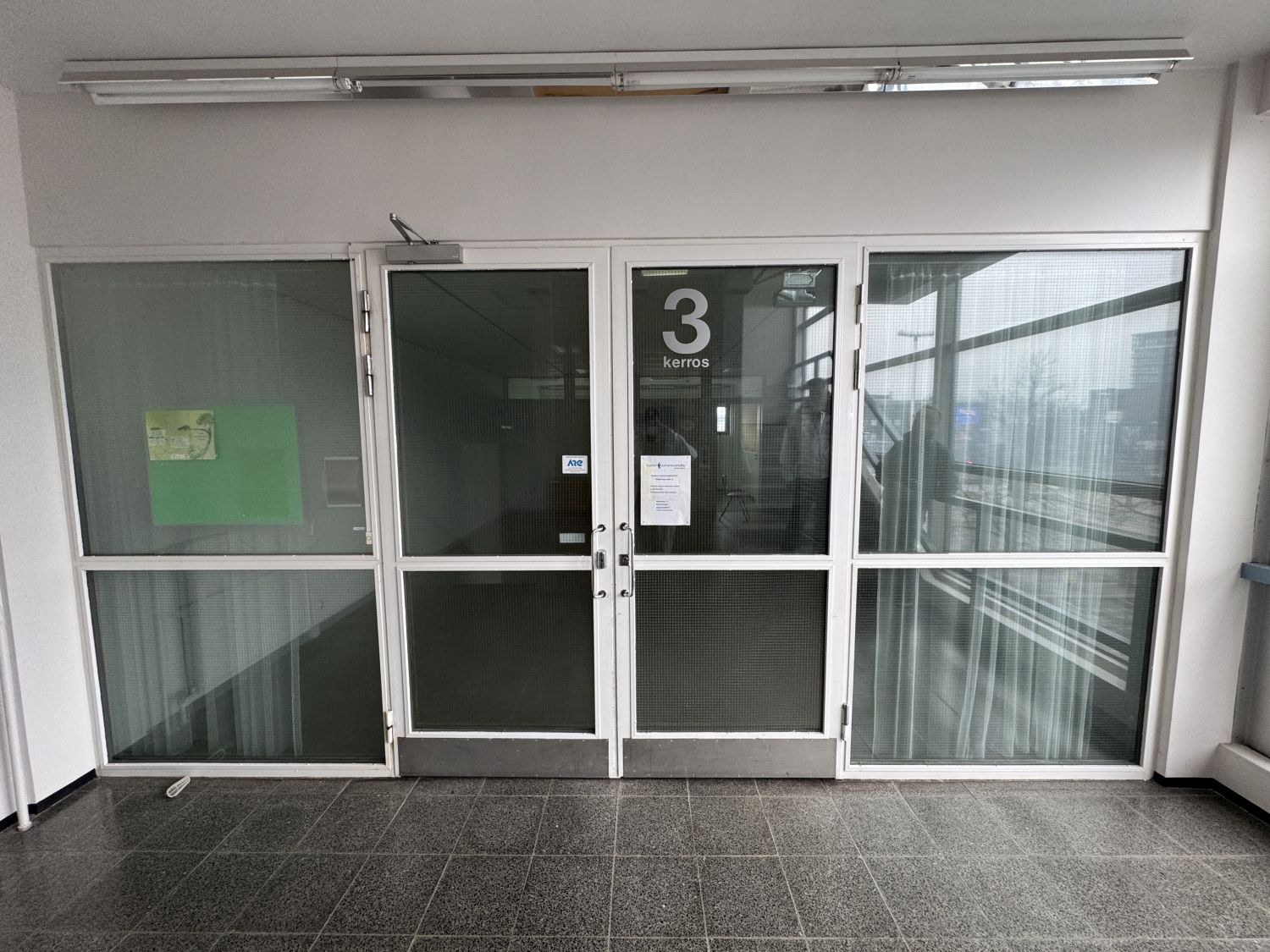 Näkymä ovelle hissiltä 3.krs