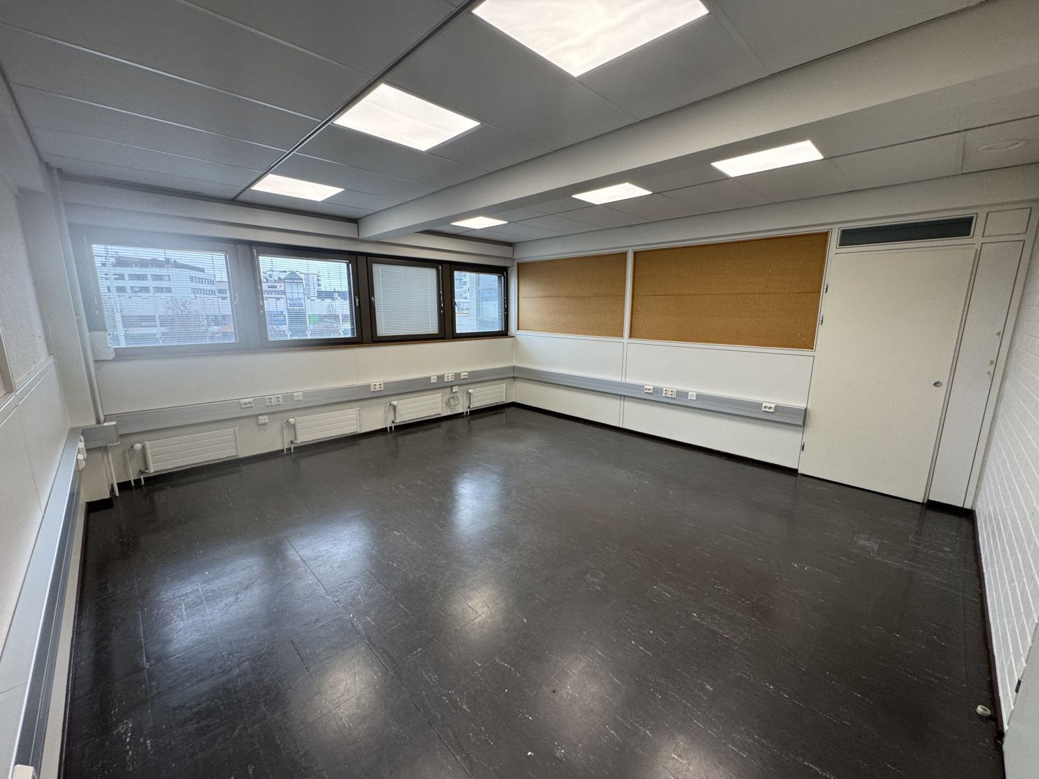 Toimistohuone, ikkunat kaupungin suuntaan