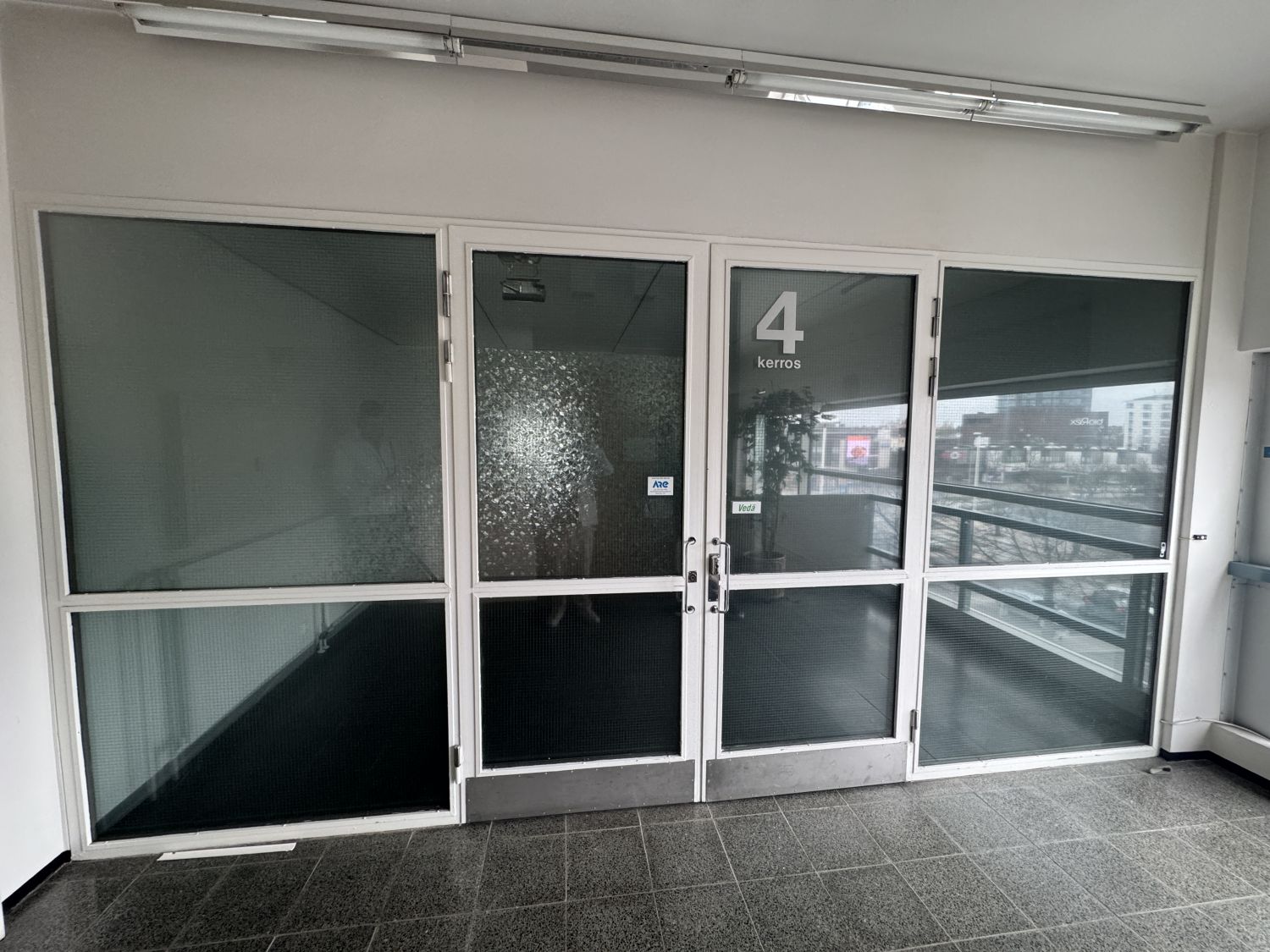 Näkymä ovelle hissiltä 4.krs