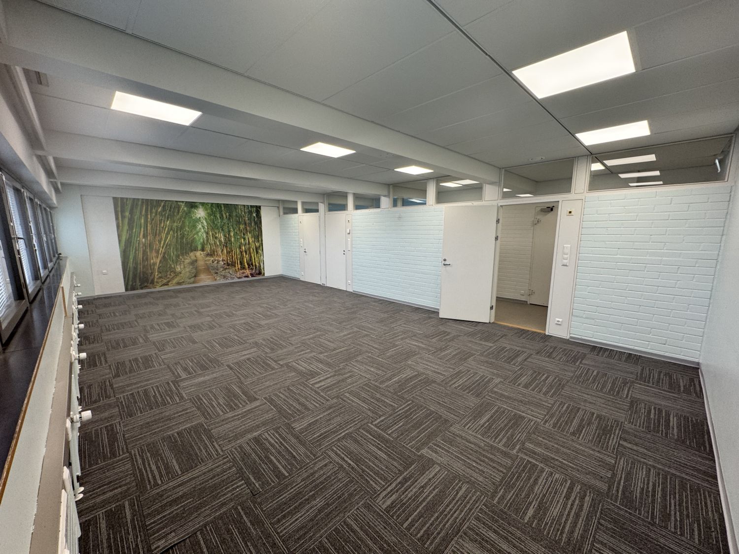 Isompi ryhmätila jossa kangasmatto