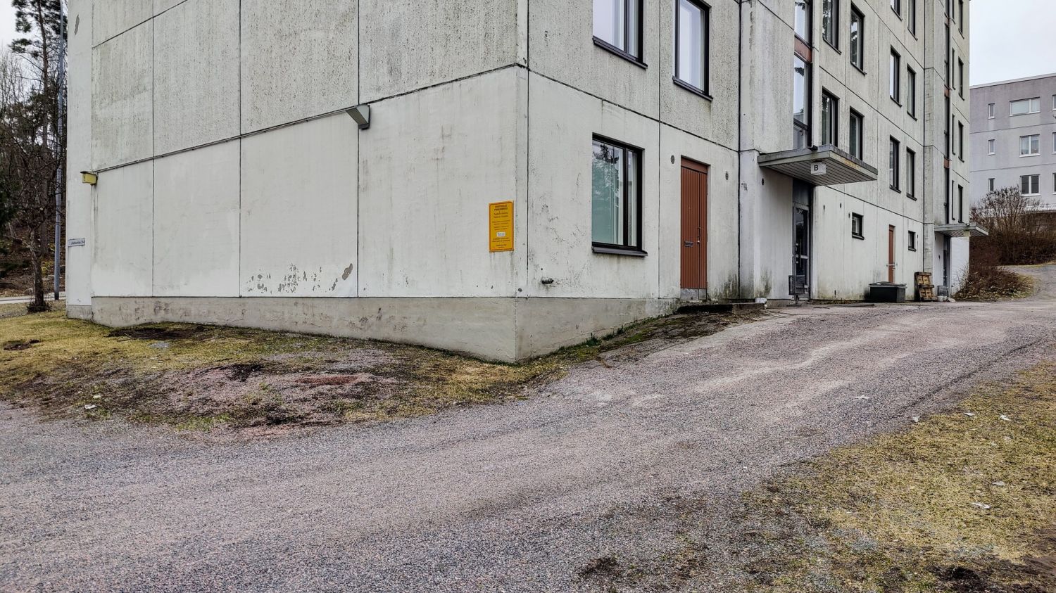 Kerrostalon maantasakerroksessa omalla sisäänkäynnillä oleva reilu 80 neliöinen läpitalon kerhotila, joka soveltuu esimerkiksi yhdistyskäyttöön kokoontumistilaksi, harrastetilaksi tai pienen yrityksen toimisto- ja sosiaalitilaksi.Isompi yhtenäinen huone (noin 42 m2) jossa päivitystä kaipaava minik...