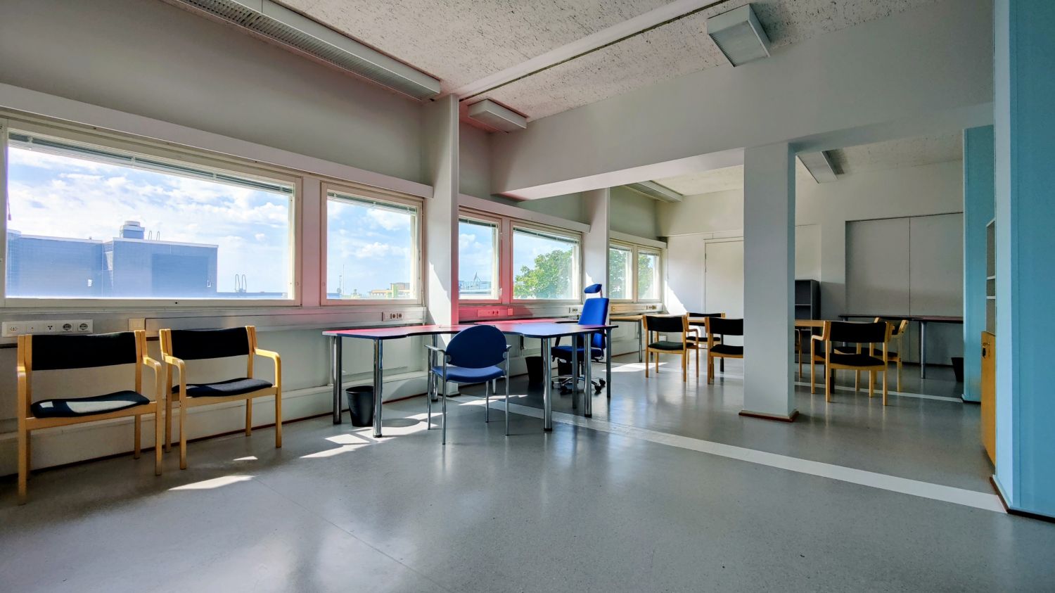 Lohjan keskusaukion kiinteistön kolmannesta kerroksesta tarjolla kolmesta toimistosta yhdistetty 48 neliöinen tila, johon kolme erillistä ovea, joten kulun tilaan voi suunniltella tarpeen mukaan. Kuvissa olevia kalusteita voidaan tarjota vuokralaisen käyttöön halutessa. Muutostyöt mahdollisia.Kerr...