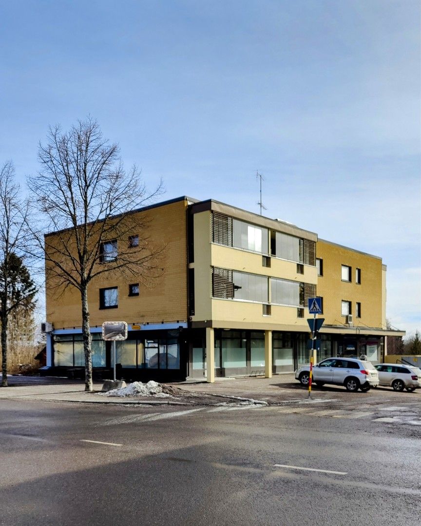 Vuokrataan Virkkalan kyläkeskustassa (Lohja) heti vapaa iso liiketila kahdessa tasossa, kerrostalon kivijalassa. Tämä vanha pankin konttori on täysin remontoitu ja erittäin siistissä kunnossa. Liikehuoneisto taipuu moneen käyttötarkoitukseen: myymäläksi, toimistoksi tai tuotantotilaksi, tietyin vara...