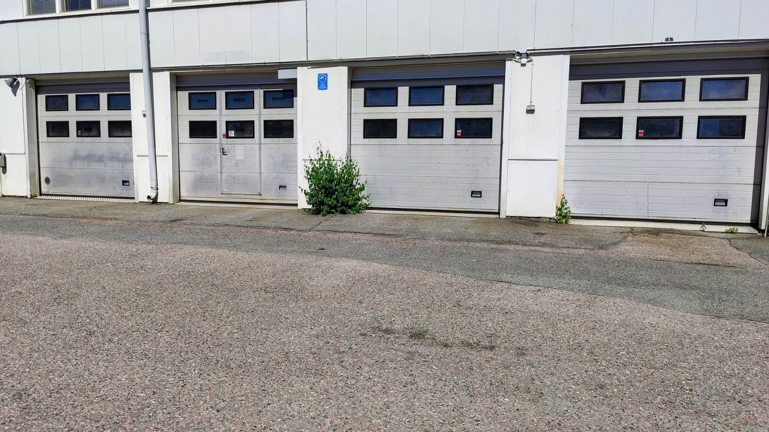 Korjaamohalli 260m2 neljällä nosto-ovella. Lattiakaivot öljynerotuksella. Soveltuu hyvin esimerkiksi pienkonekorjaamoksi.Tilassa on varastohuone, toimistohuone sekä sosiaalitilat, vessa ja suihku.Piha on asflatoitu ja aidattu.Kiertovesilämmitys, sisältyy vuokraan. Lisäksi ilmalämpöpumppu vii...