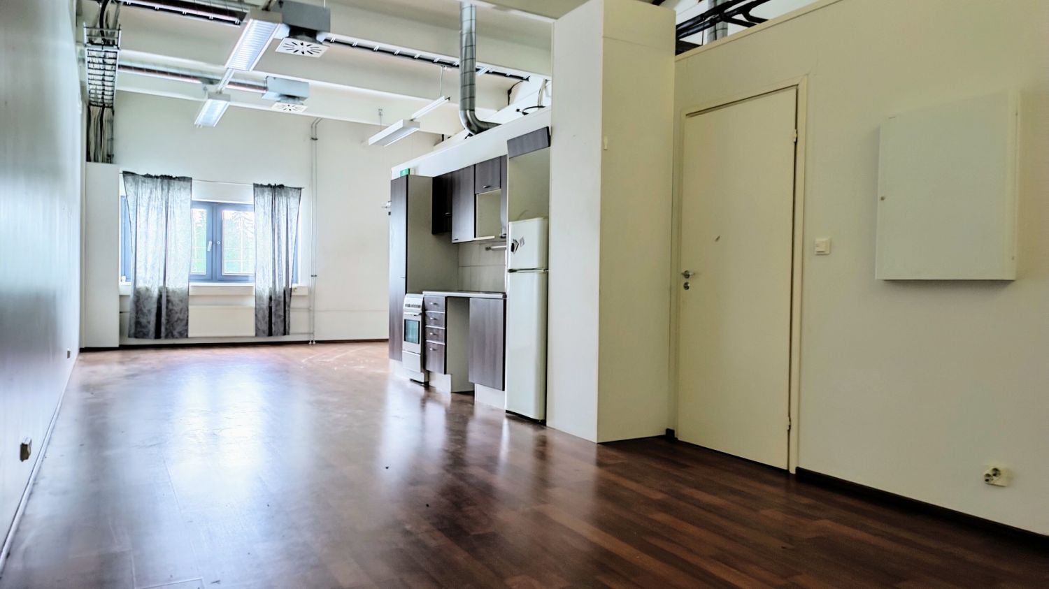 Heti vapaa 51 neliöinen toimistotila hallikiinteistön toisessa kerroksessa Lohjalla Muijalassa, hyvien liikenneyhteyksien varrelta. Tilassa avokeittiö, jossa paikka astianpesukoneelle. Pesuhuoneessa vessa ja suihku sekä liittimet pyykinpesukoneelle. Tilassa ei saa tupakoida. Vuokralaisen käytössä ...