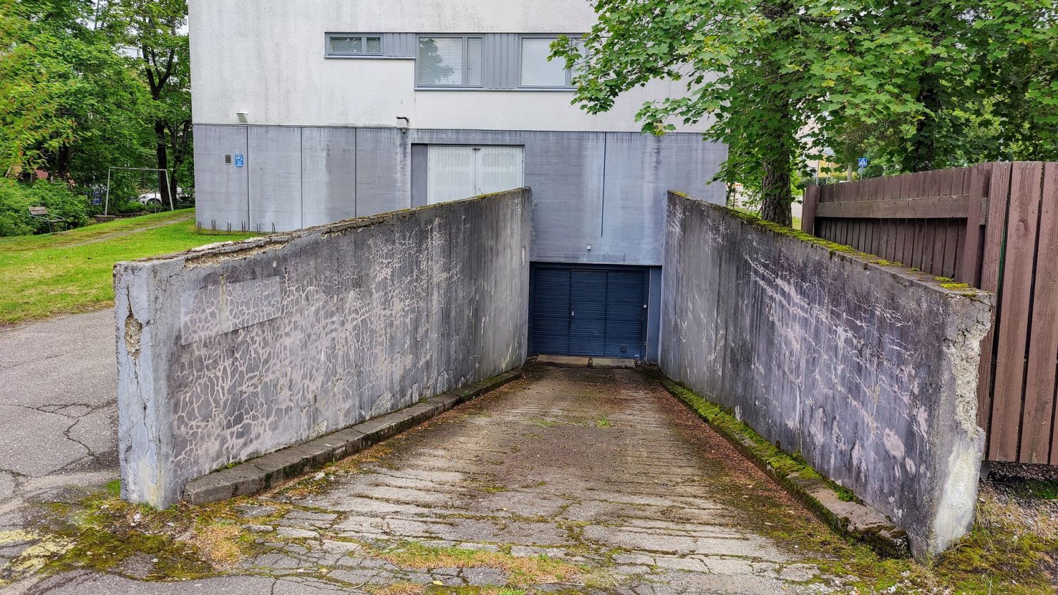 Vuokrattavana tarpeeseen mukautuvaa varastotila Lohjan keskustassa. Vuokrattava tila 10-115 m2 ja hinta 120-1000 € / kk. Varaston mitat noin 10x11,5 metriä. Vuokraan sisältyy lämmitys ja tavanomainen sähkön käyttö.Vuokraan ei lisätä arvonlisäveroa.Kerrostalon kellarikerroksessa sijaitsevaan h...