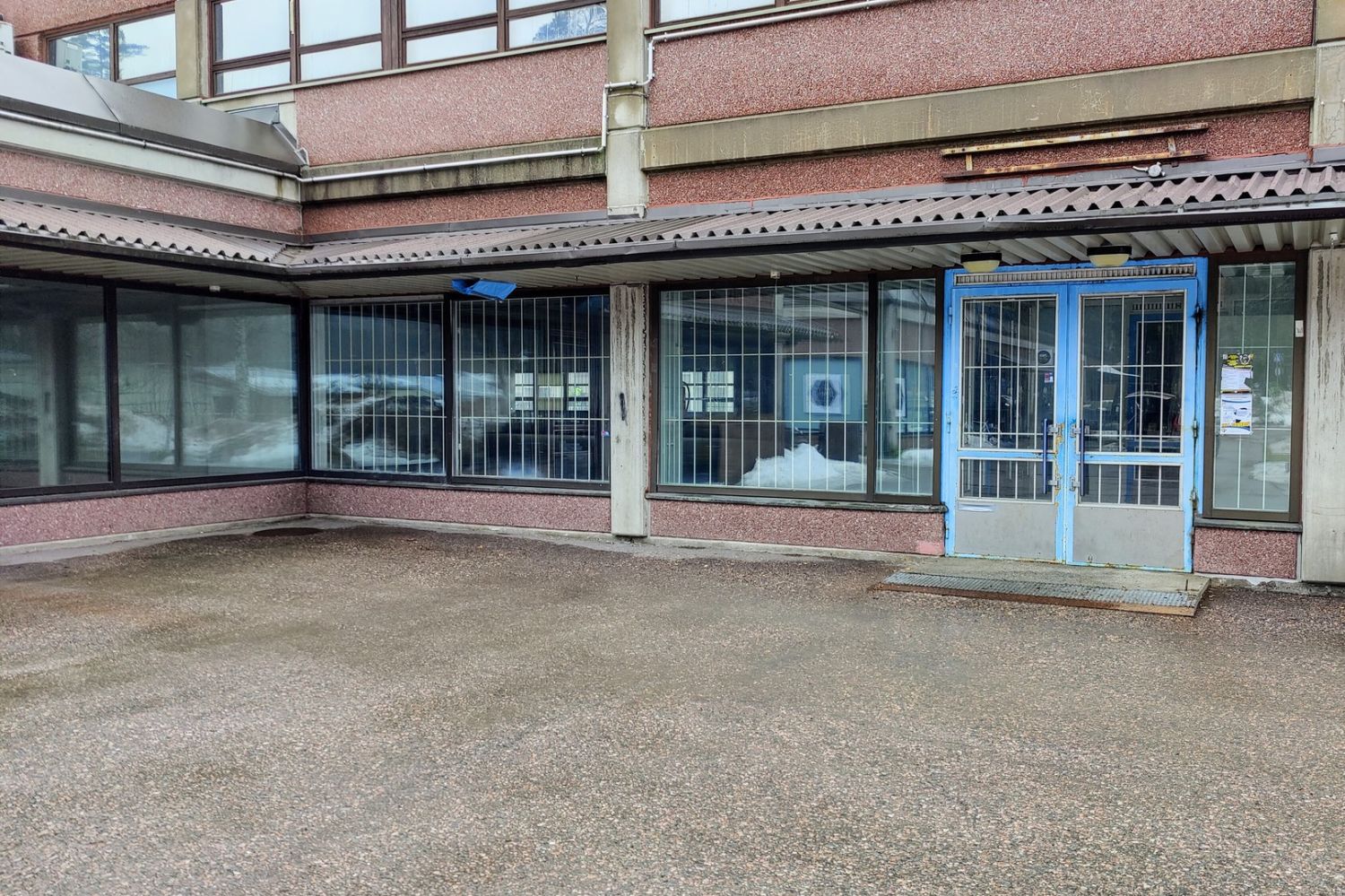 Päivittäistavarakaupan käytössä ollut 606m2 liiketila yhdessä tasossa Ojamolla. Tila on jaettavissa kahteen tai kolmeen pienempään osaan tarpeen mukaan. Soveltuu sekä liiketilakäyttöön että varastokäyttöön, esimerkiksi pienen rakennus- tai huoltoliikkeen tarpeisiin.Umpinainen rajattu ulkovarasto i...