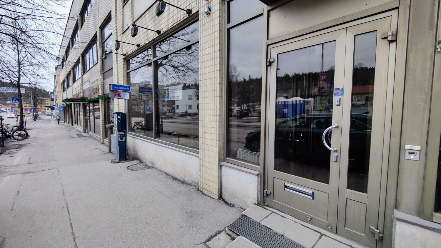 Lohjan torin laidalla sijaitseva siistikuntoinen toimisto- / myymälähuoneisto, heti vapaa!Katutasossa avointa liiketilaa (83m2) ja toisessa kerroksessa useita erillisiä toimisto- ja neuvotteluhuoneita sekä vessa (106m2) ja pohjakerroksessa sosiaalitilat ja saunaosasto (61,5m2), josta pääsee suoraa...