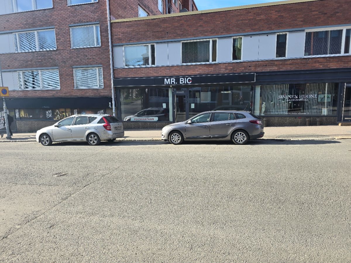 Nyt heti vapaana Tuomiokirkonkadun ja Suvantokadun kulmassa oleva liiketila. Edessä hyvät pysäköintipaikat huoneiston edessä. Mahdollisuus autopaikkaan sisäpihalta. Iso näyteikkuna.Aikaisemmin toiminut huoneistossa vaateliike.