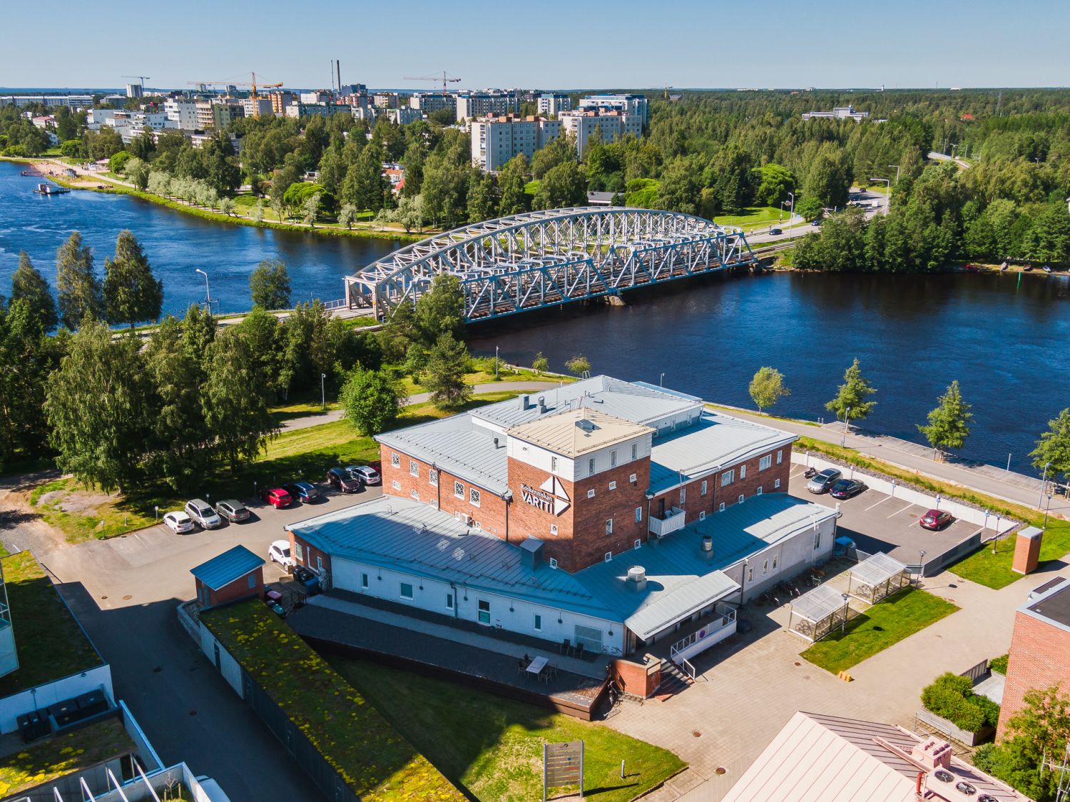 Vuokrataan upealta sijainnilta 214,5 m²:n toimistotila, sis. jyvityksen yhteisaulasta. Keittiö ja sosiaalitilat. Vapaa!Parkkipaikkoja vuokrattavissa piha-alueelta sekä varastotiloja 1 krs:sta.S...