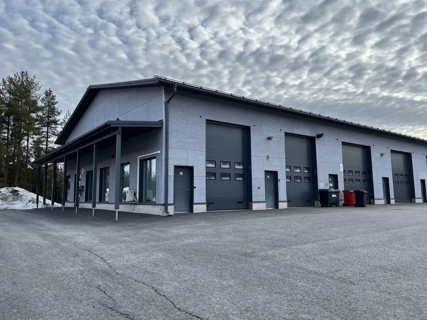 Myydään hyvällä vuokralaisella varustettu liiketila ja halli erinomaisella sijainnilla Saarenkylässä. Tila on valmistunut 2017. Hyvin varustellusta tilasta löytyy useampi voimavirtapistoke, suihku sekä wc, hallitilan vapaa korkeus 5m, nosto-ovi n. 4,5m. Liiketilasta on suora kulku halliin/varastotil...