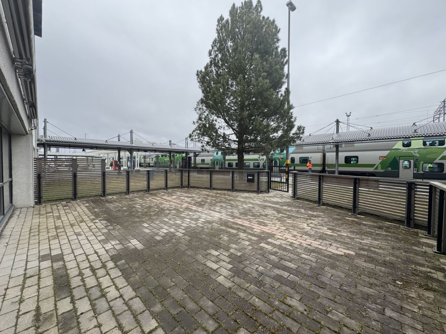 Ravintolan aidattu terassi asemalaiturin puolella