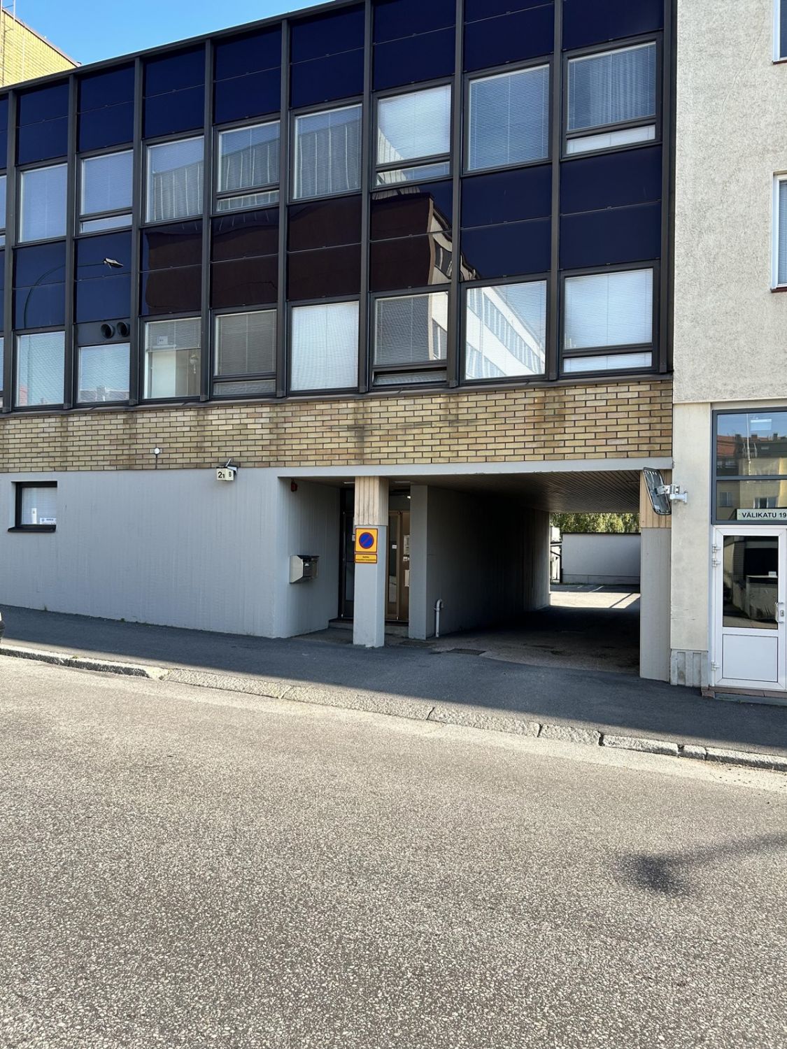 Välikatu 21:stä olisi vapautumassa vuokralle 1.11. hyvänkokoinen toimistotila sellaista tarvitsevalle. Tilasta löytyy yksittäisiä toimistohuoneita, jotka ovat remontoituja ja jokaisessa huoneessa on ikkunat. Toimitilat ovat ilmastoidut ja niissä on jäähdytys. Huoneita on mahdollista vuokrata yksittä...