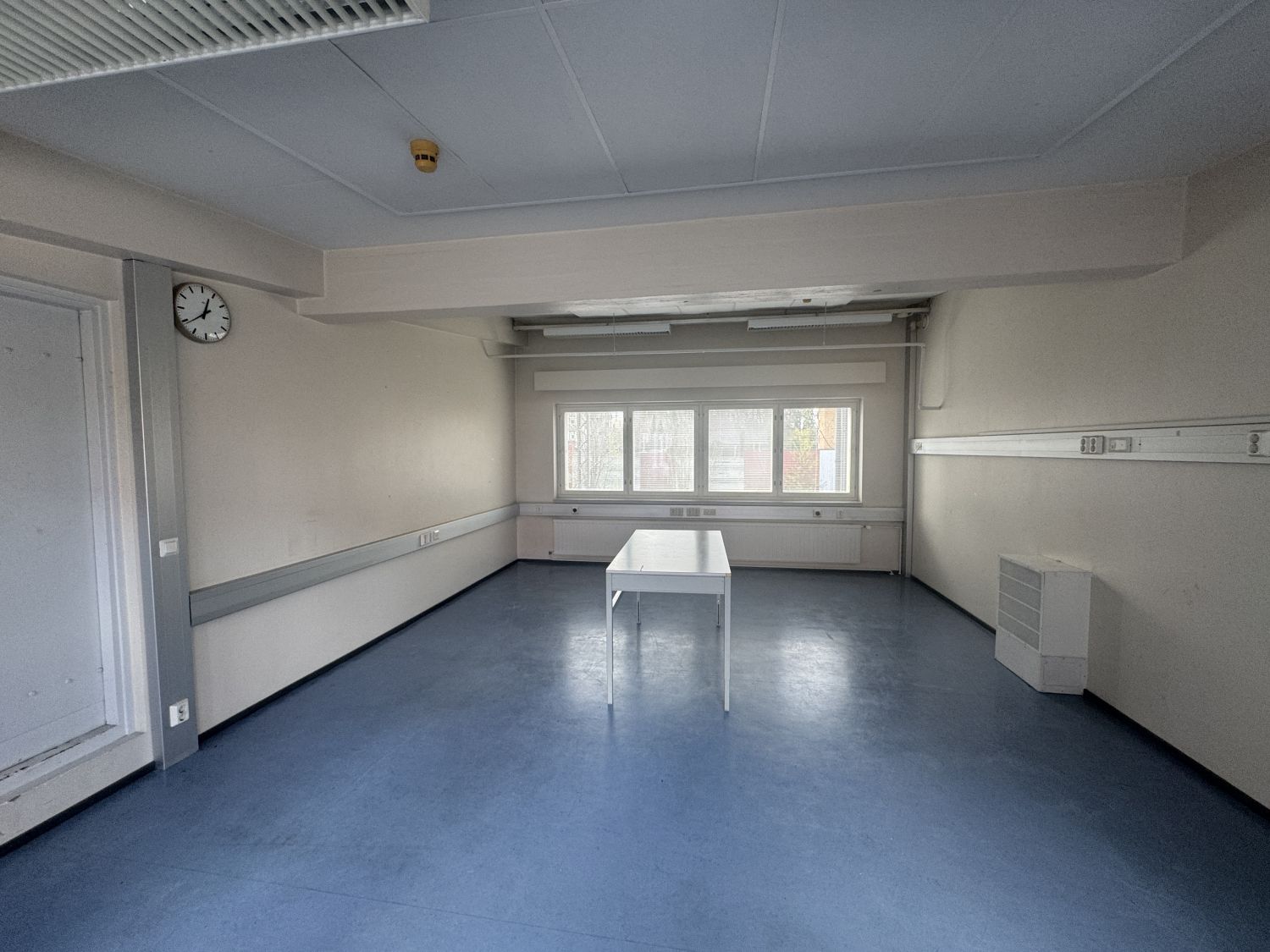 B rakennus (2.krs) toimistohuone näkymä radan yli kerrostalot Luomanranta 