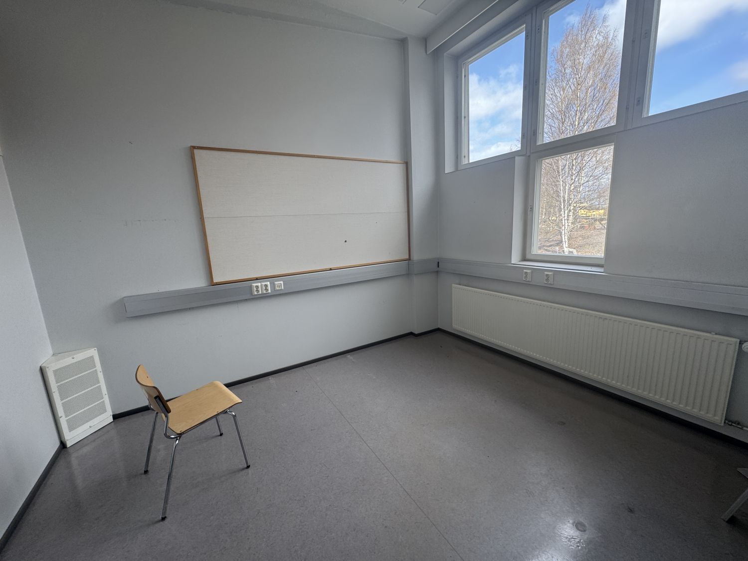 B rakennus (2.krs) toimistohuone näkymä ratavarikko