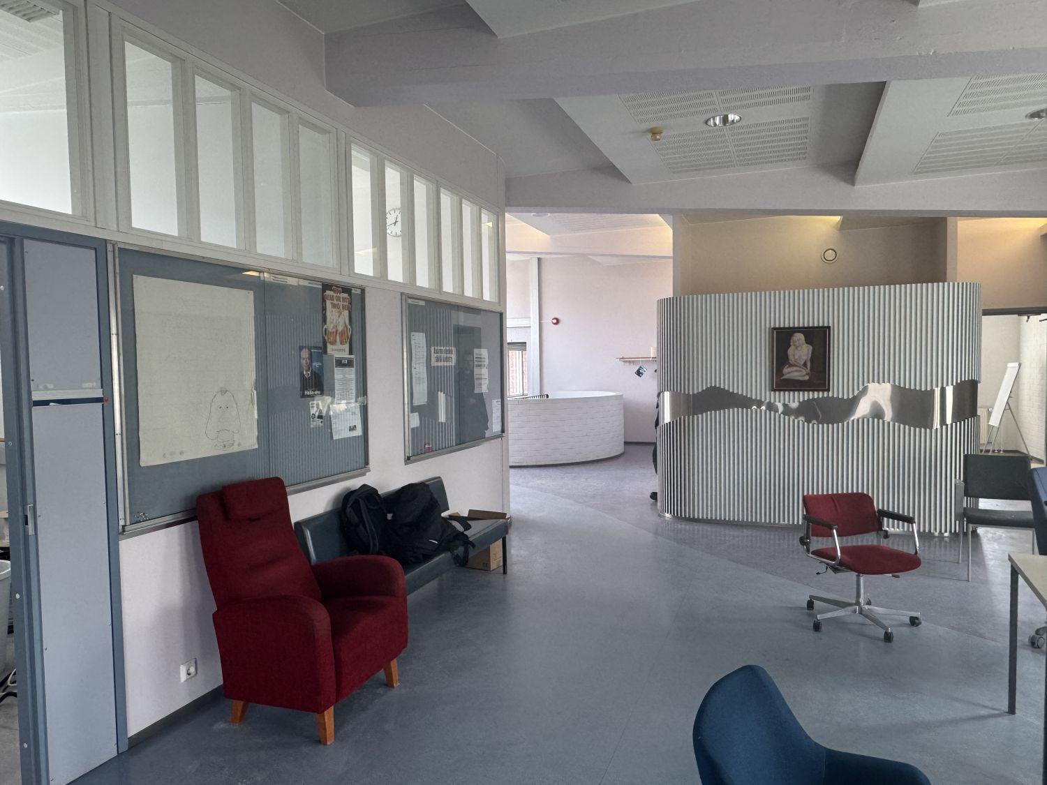 B rakennus (2.krs) toimiston aula (näkymä ikkunasta Varikkotalleihin ja Luomanranta)