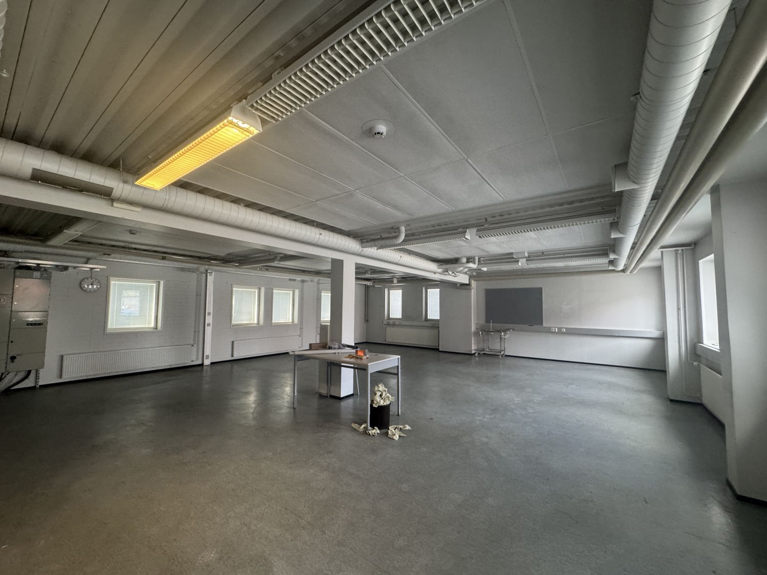 B rakennus (0.krs) toimistohuone näkymä radan yli kerrostalot Luomanranta ja ratavarikko