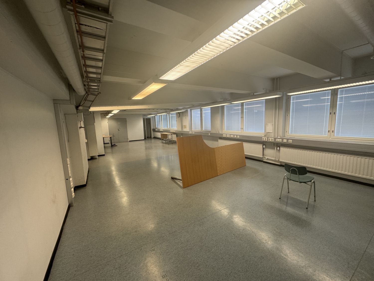 B rakennus (0.krs) toimistohuone näkymä radan yli kerrostalot Luomanranta 