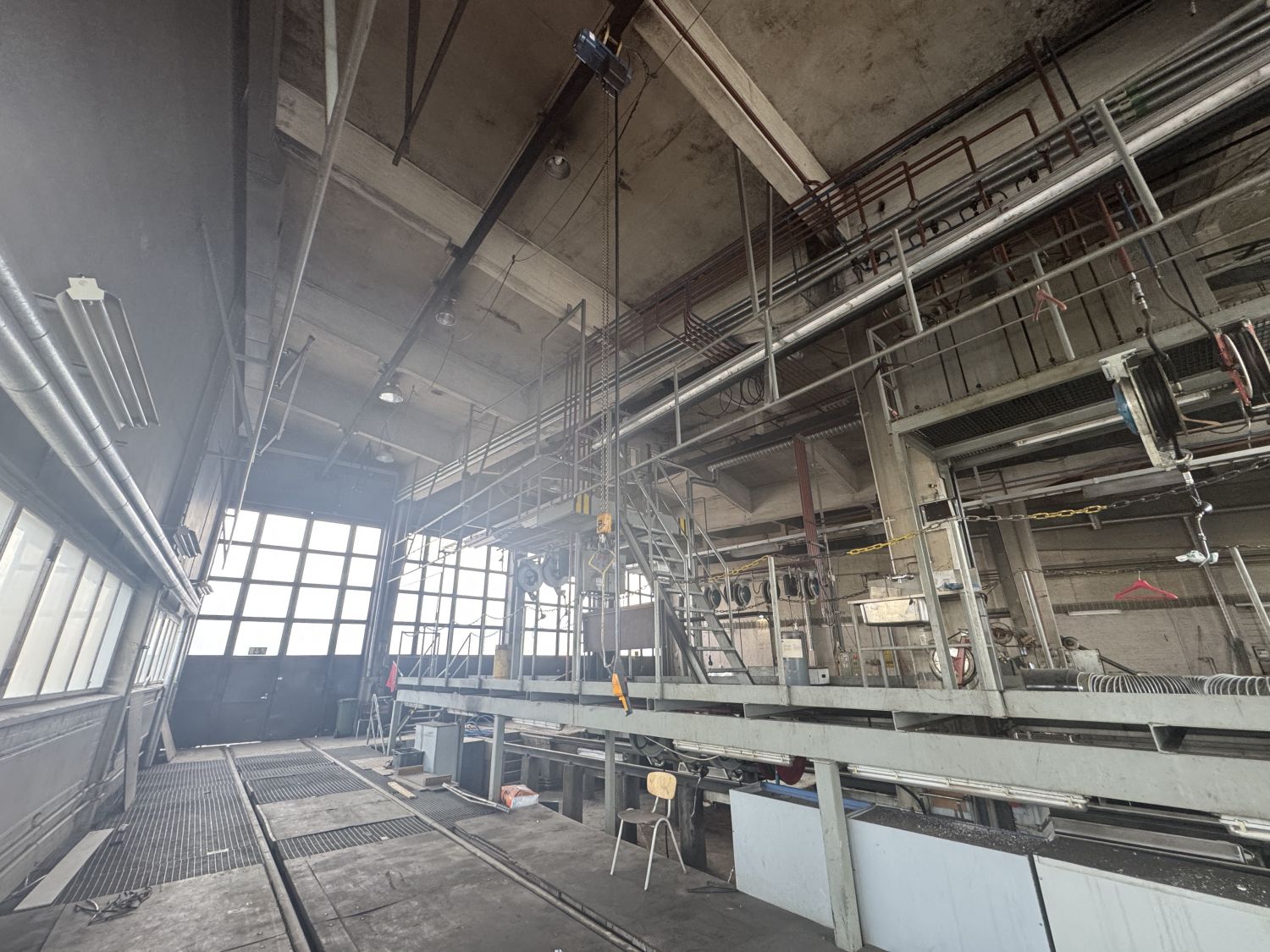 Huoltopaikka jossa myös 5tn nosturi ja öljyverkko vetoletkuilla