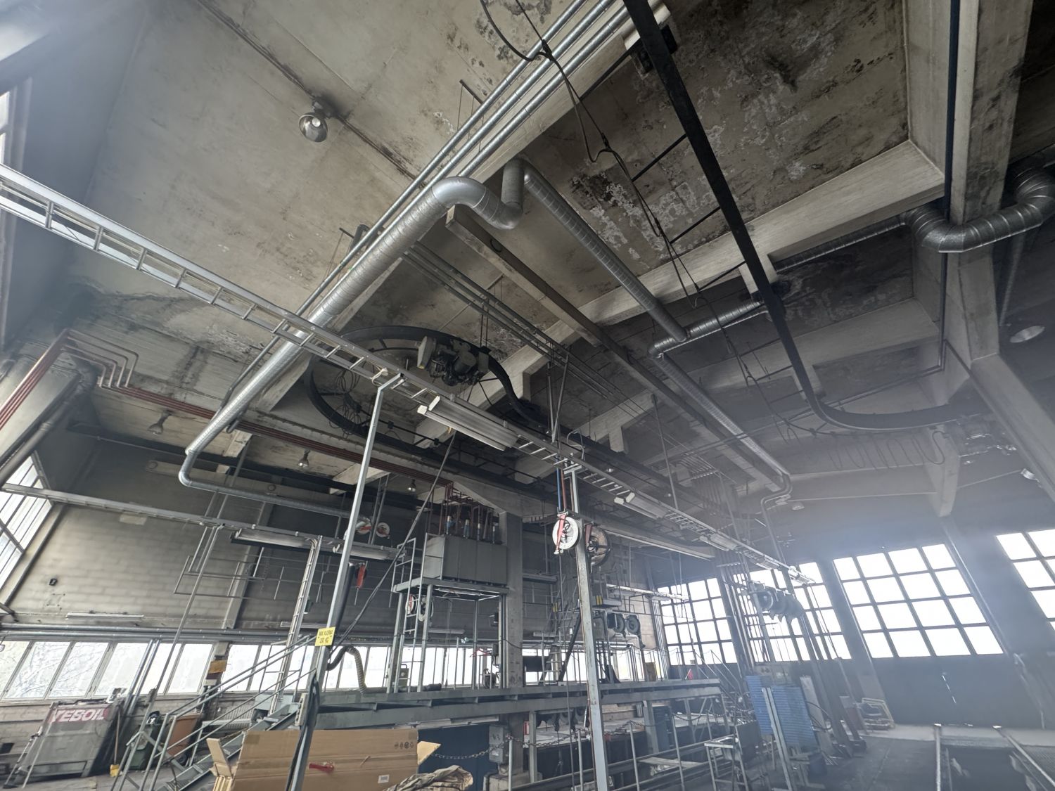 Huoltopaikka jossa myös 5tn nosturi ja öljyverkko vetoletkuilla