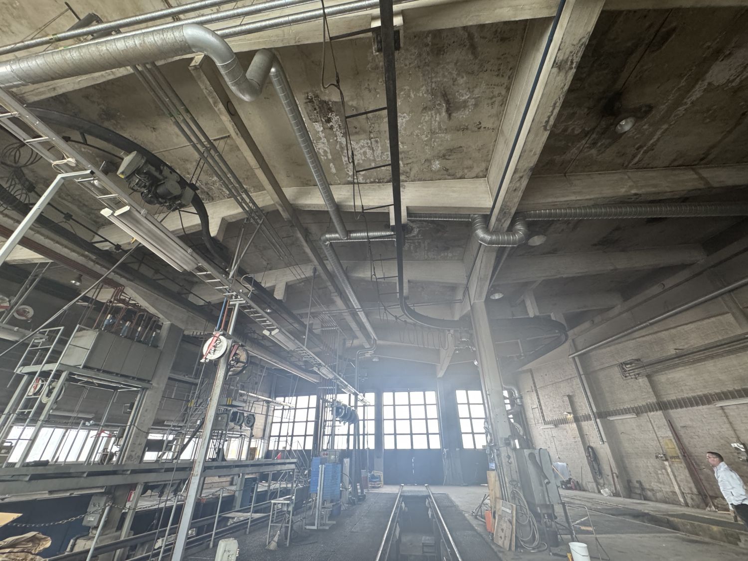 Huoltopaikka jossa myös 5tn nosturi ja öljyverkko vetoletkuilla