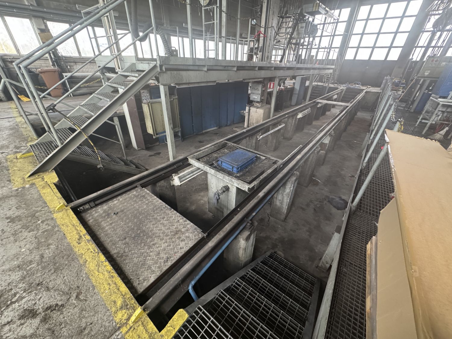 Huoltopaikka jossa myös 5tn nosturi ja öljyverkko vetoletkuilla