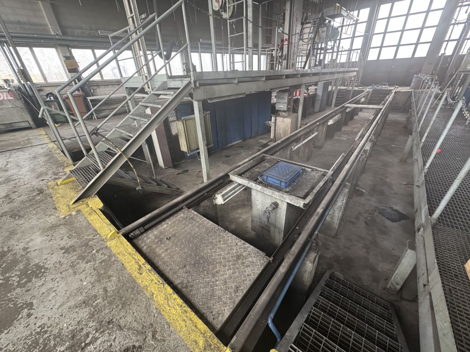 Huoltopaikka jossa myös 5tn nosturi ja öljyverkko vetoletkuilla