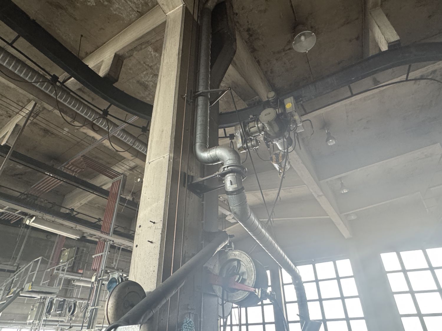 Kiertävä hallinosturi 5tn ja pakokaasunpoisto