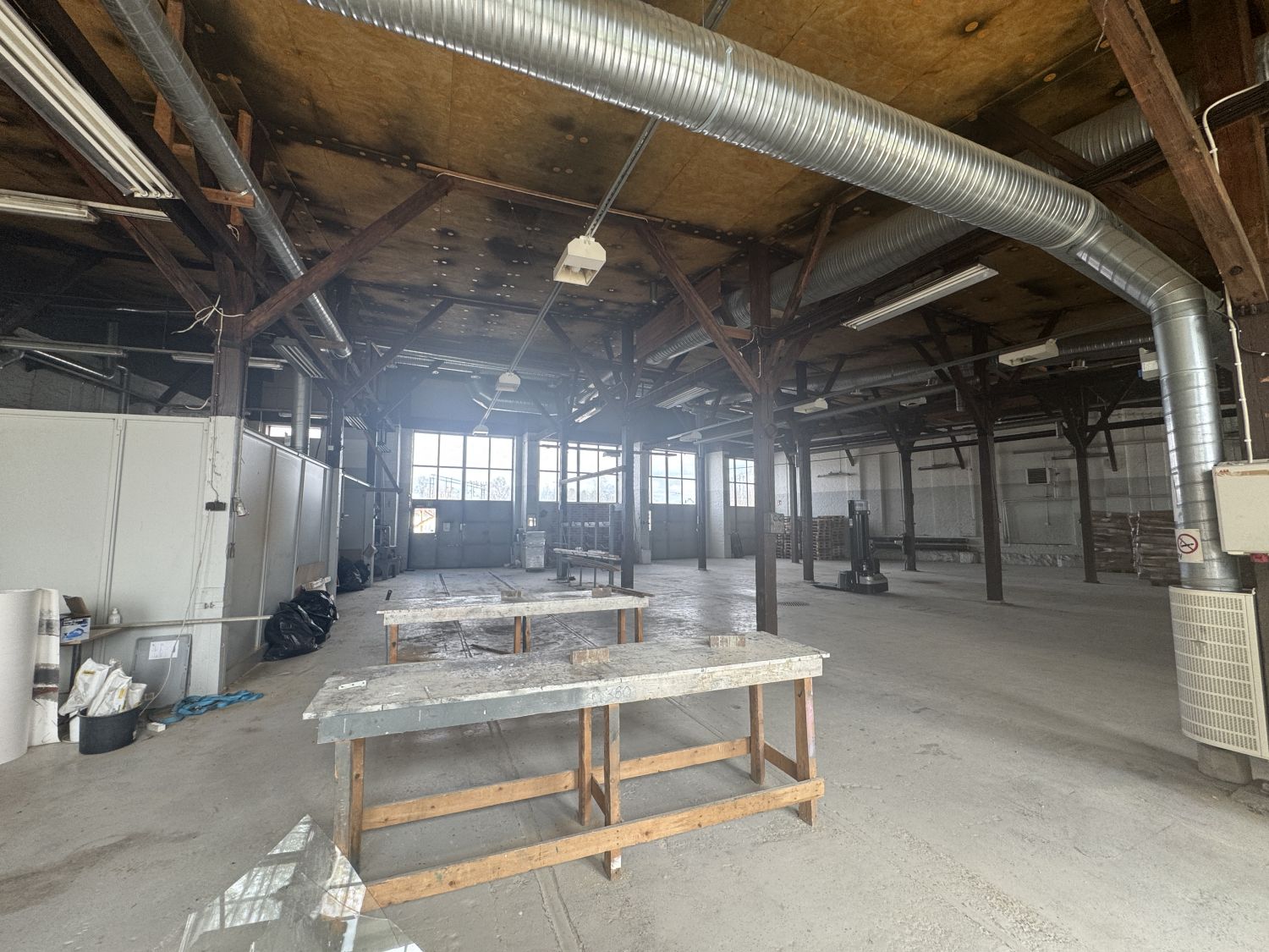 Mahdollisuus erottaa pieneksi tilaksi (seinä auki ylhäältä) n.121m²? montut valettu umpeen