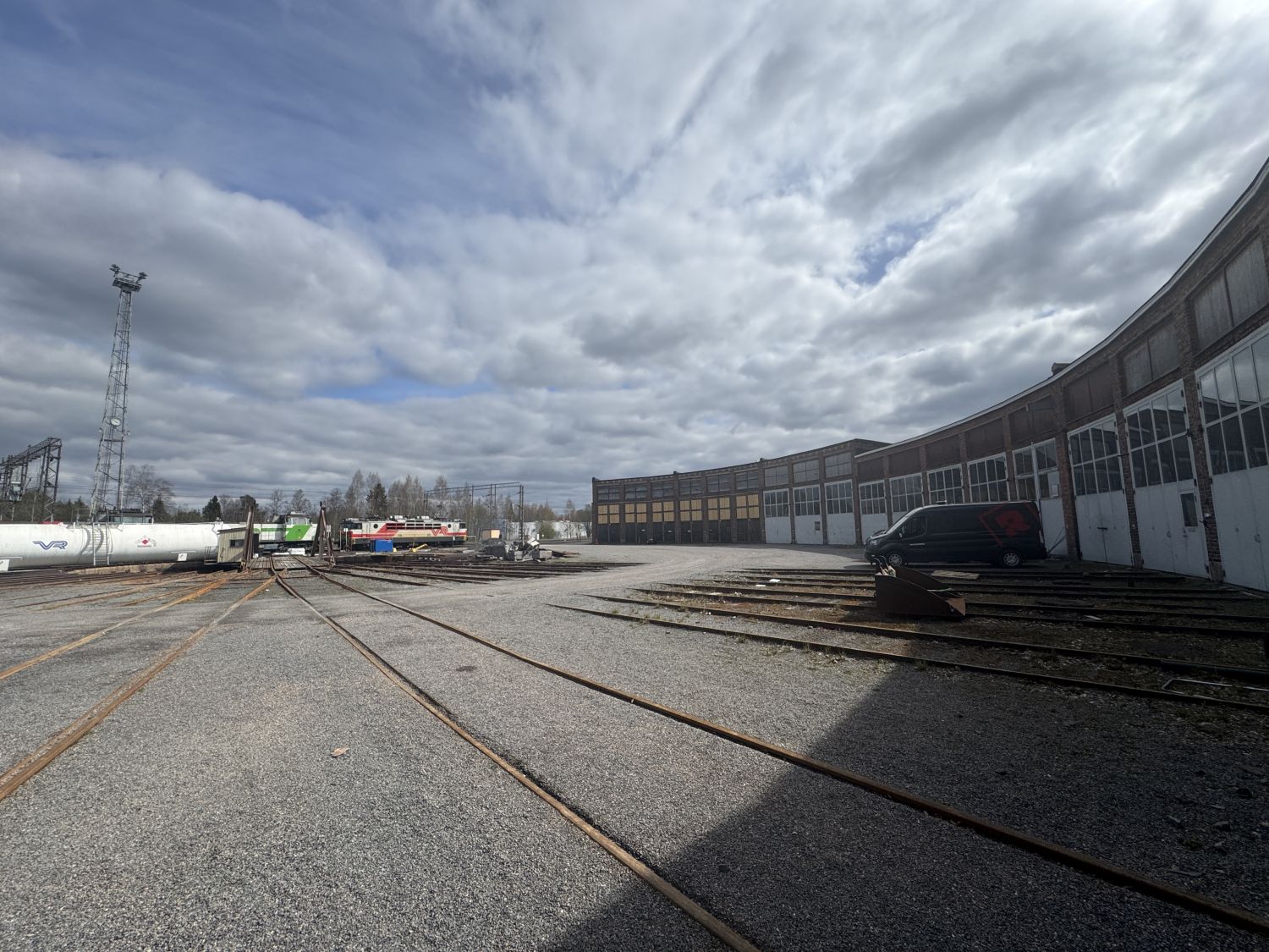 Pihassa vanha veturien kääntöpaikka (murske piha)