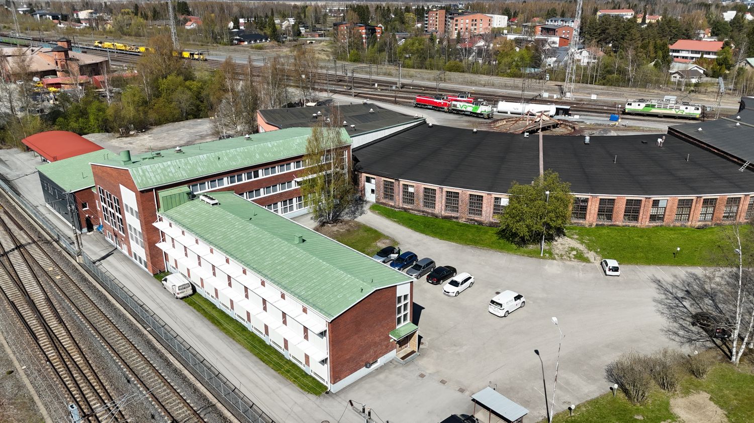 Kalevalantien puoleinen parkkialue