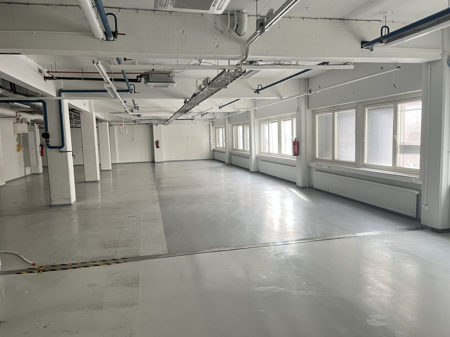 Vuokrataan toimitila, joka soveltuu moneen eri käyttötarkoitukseen. Nykyinen layout on pitkälti avotilaa, mutta sitä voidaan tarvittaessa muuttaa. Tilaan on kaksi normaalia sisäänkäyntiä eri porraskäytävien kautta. Lisäksi yhteys on myös suoraan lastauslaiturilta.