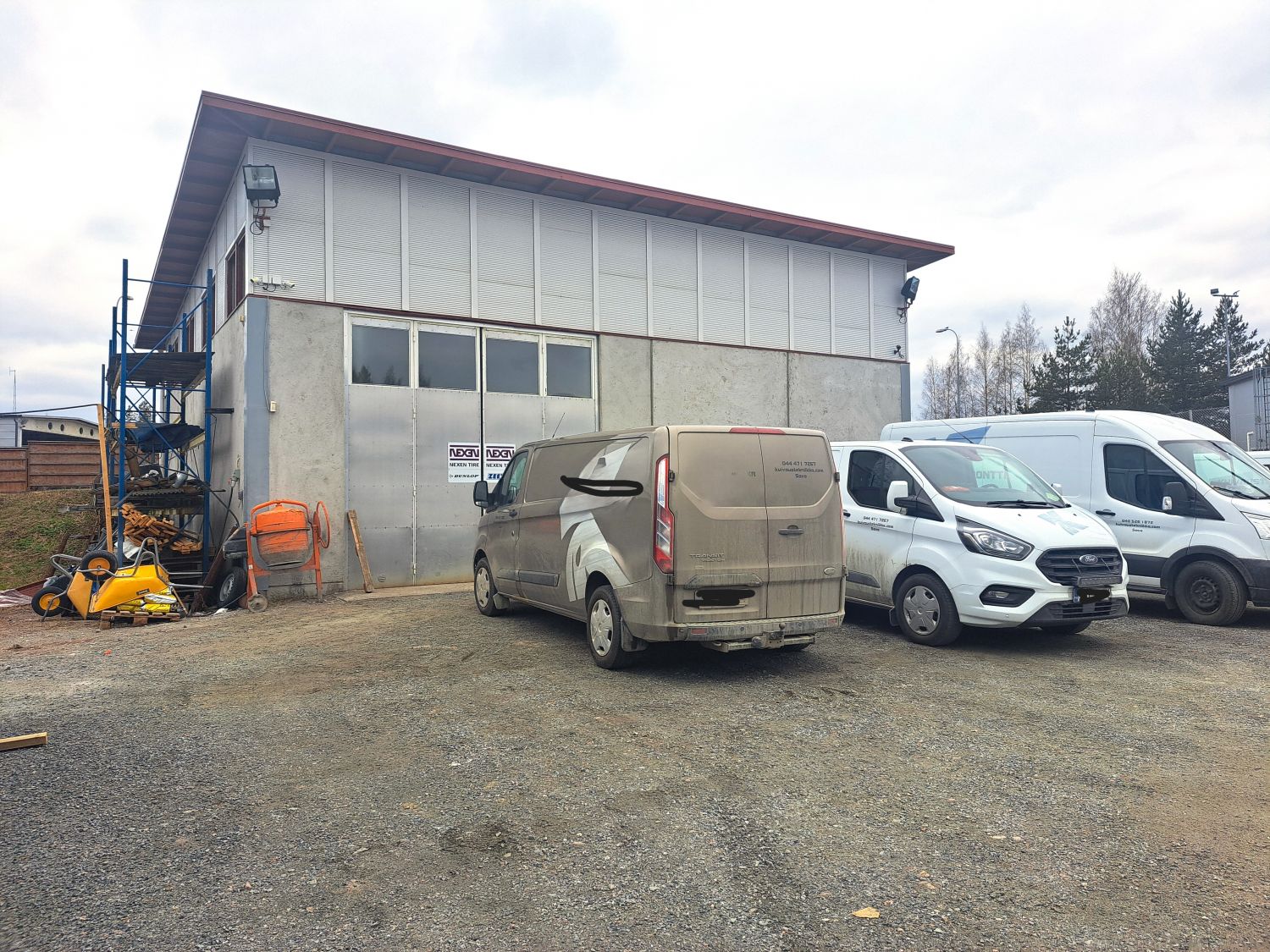 Hallitila omalla suurella tontilla Siilinjärven teollisuusalueeltaTämä erinomainen hallitila sijaitsee Siilinjärven teollisuusalueella Vuorelassa ja tarjoaa monipuoliset mahdollisuudet erilaisille yritystoiminnan tarpeille. Hallissa on korkeaa tilaa suurilla ovilla, joka mahdollistaa isojenkin ajo...