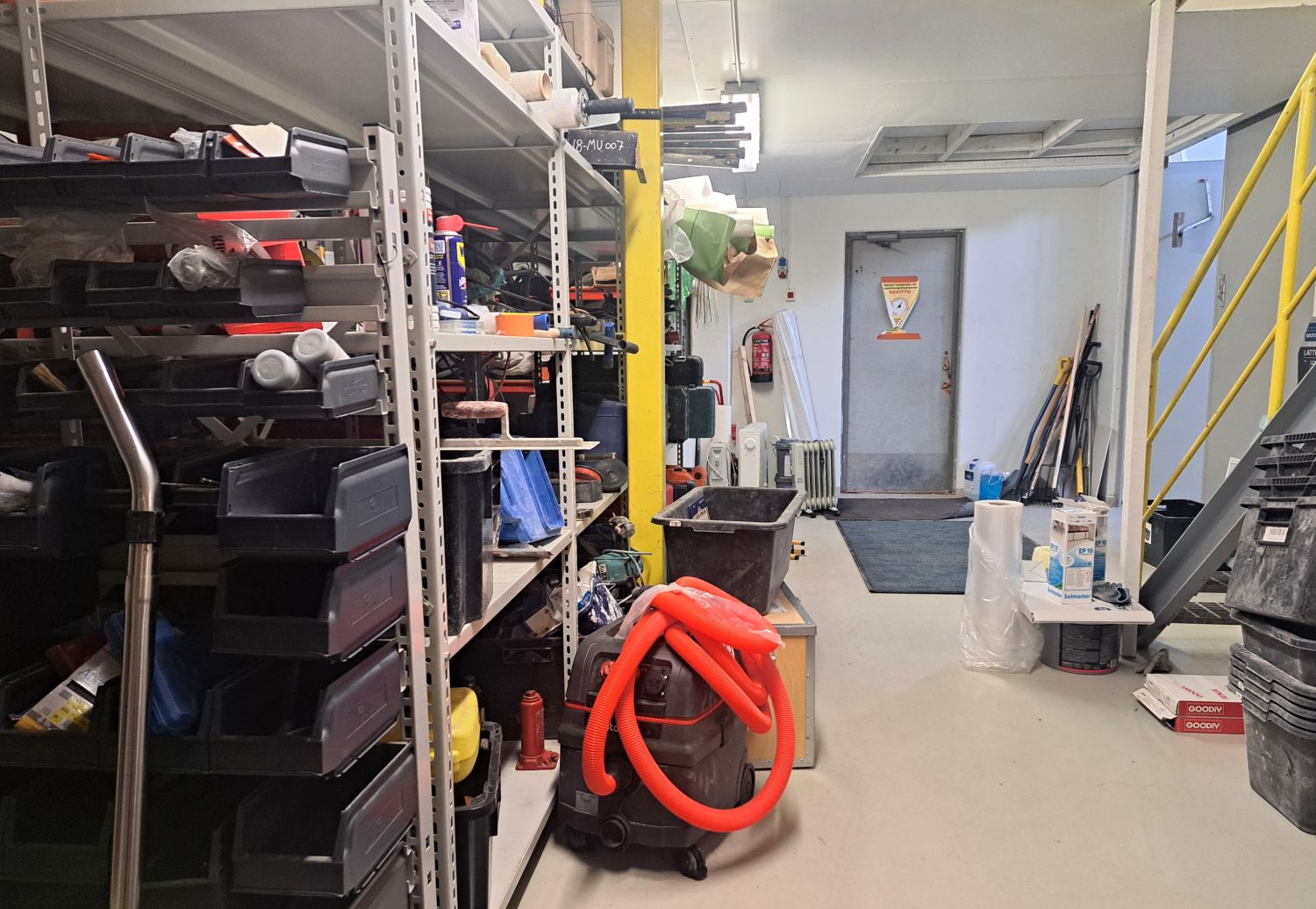 Varastotilassa vuokralaisen hyllyjä