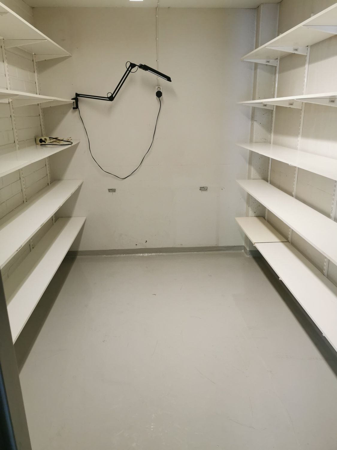 alakerran erillinen pieni varasto