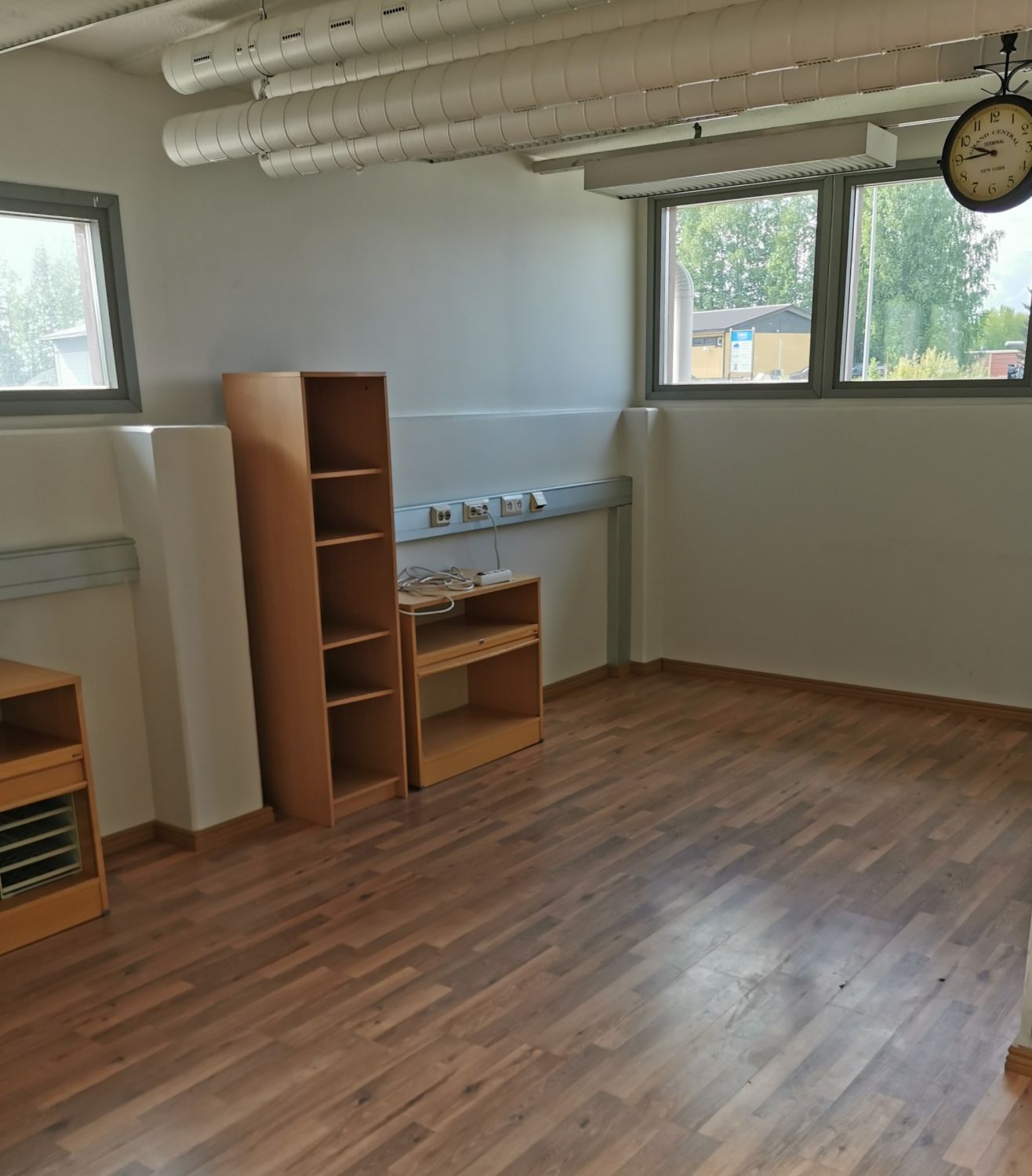 Yläkerran toimistotila