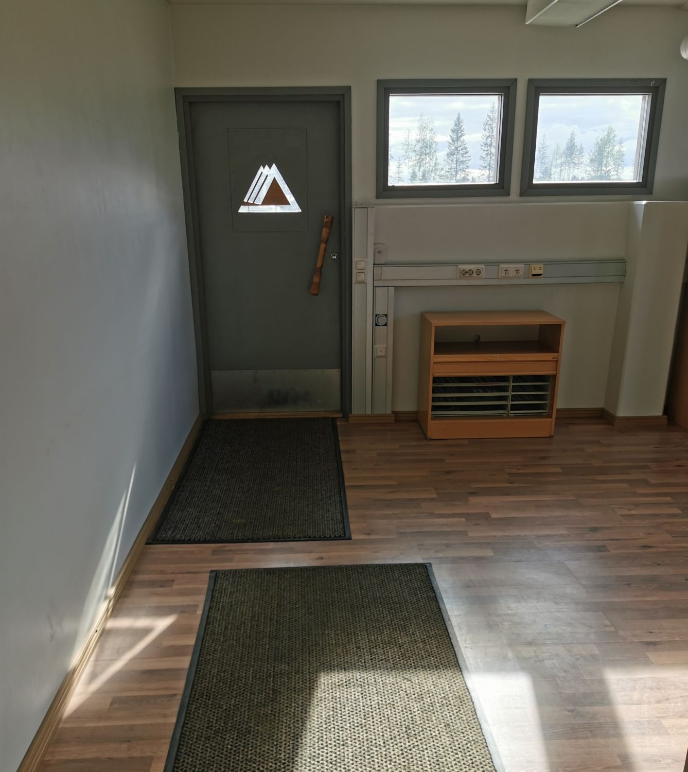 Yläkerran toimistotila ja sisääntulo