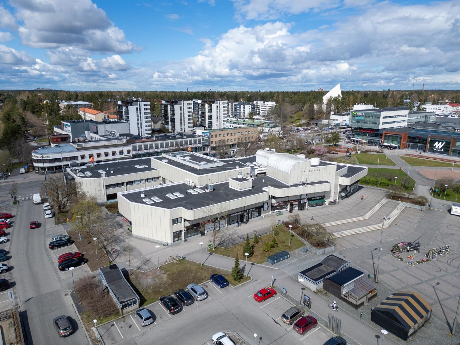 Liiketila edullisesti aivan Hyvinkään ydinkeskustasta !

Tässä liiketilassa on hyvä yleiskunto ja selkeä, helposti muoka...