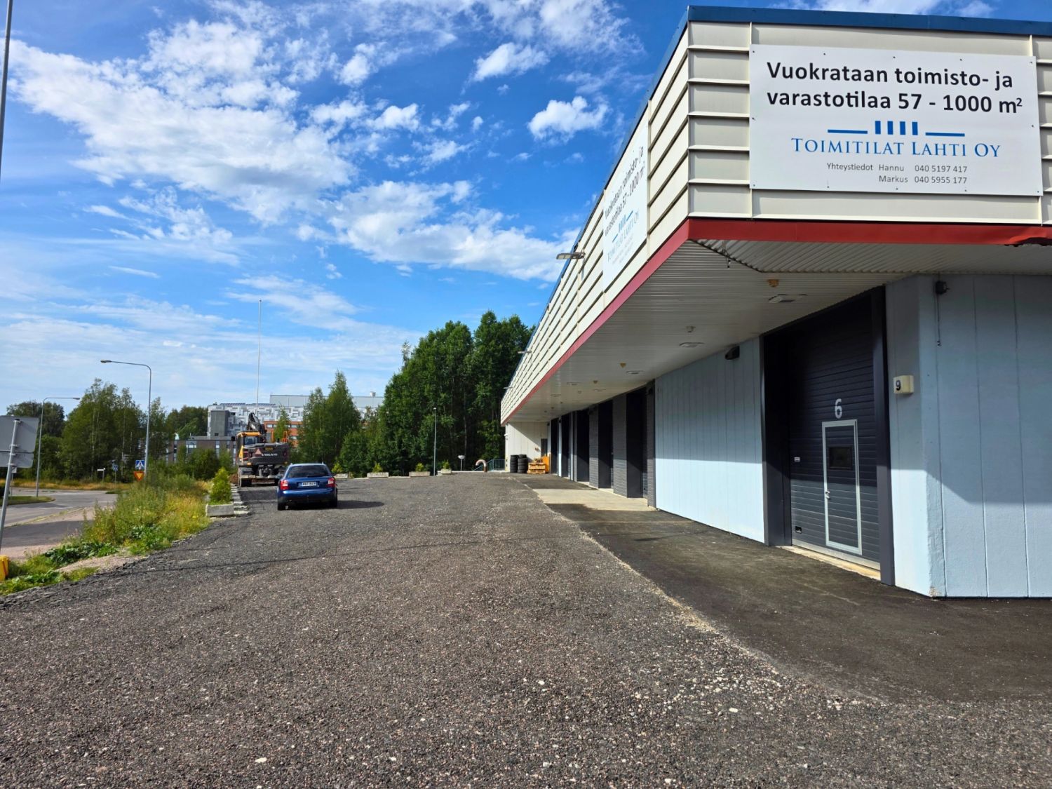 Useita hallitiloja 100-200m2
Nosto-oven korkeus 3,8m sisäkorkeus 5,2m 
100m2 tallin leveys n. 6m, syvyys 16m

Pienvarast...