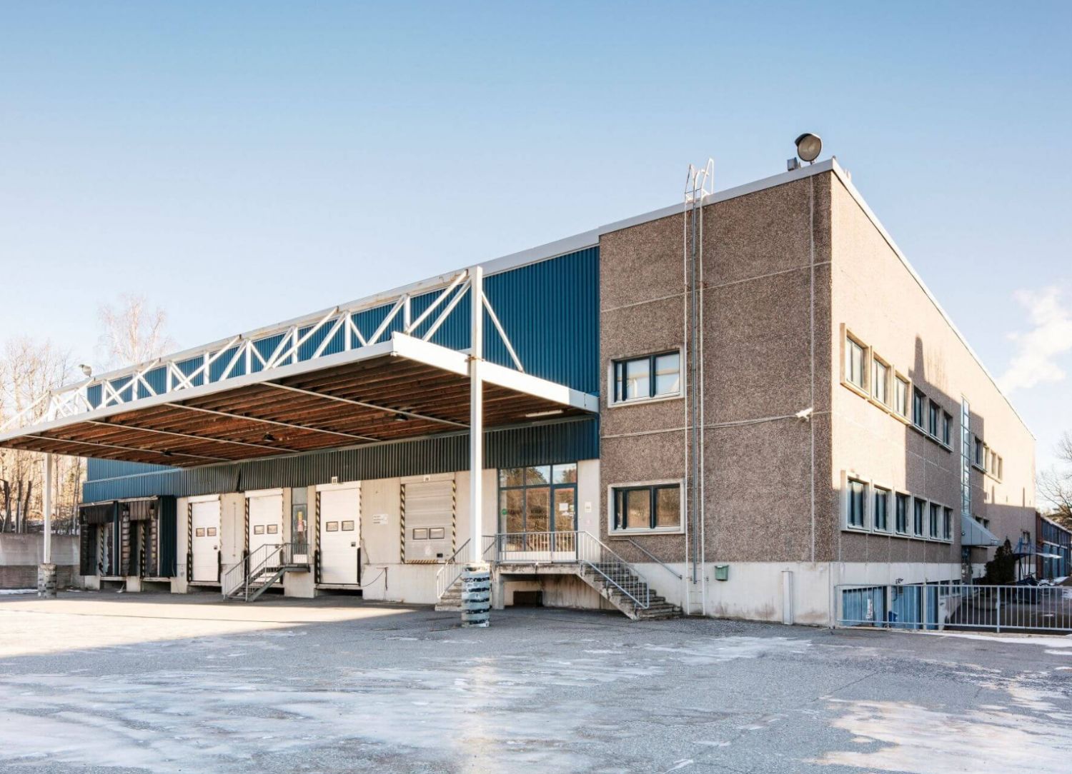 Vuokrattavana on suuri varasto- ja tuotantotila Turun Paakarlassa. Kiinteistö sijaitsee erinomaisella sijainnilla aivan sataman ja telakan lähellä. Tila sijaitsee katutasossa ja sisältää 1 200 m²:n kylmää katostilaa. Tiloissa on myös hyvät lastauslaiturit ja 700 m²:n varastotilassa automaattinen rob...