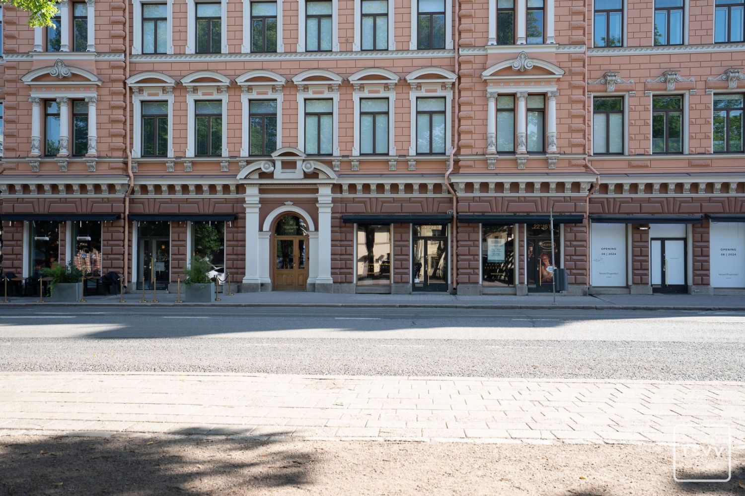 Vuokrataan tilava ja valoisa liiketila Turun keskustassa, Aurakatu 3:ssa. Tämä 126 neliömetrin tila sijaitsee katutasossa ja tarjoaa erinomaiset puitteet monenlaisille liiketoimille.Tilassa on korkeat huoneet, jotka luovat avaran ja ilmavan tunnelman. Tämä tekee tilasta erityisen houkuttelevan esi...