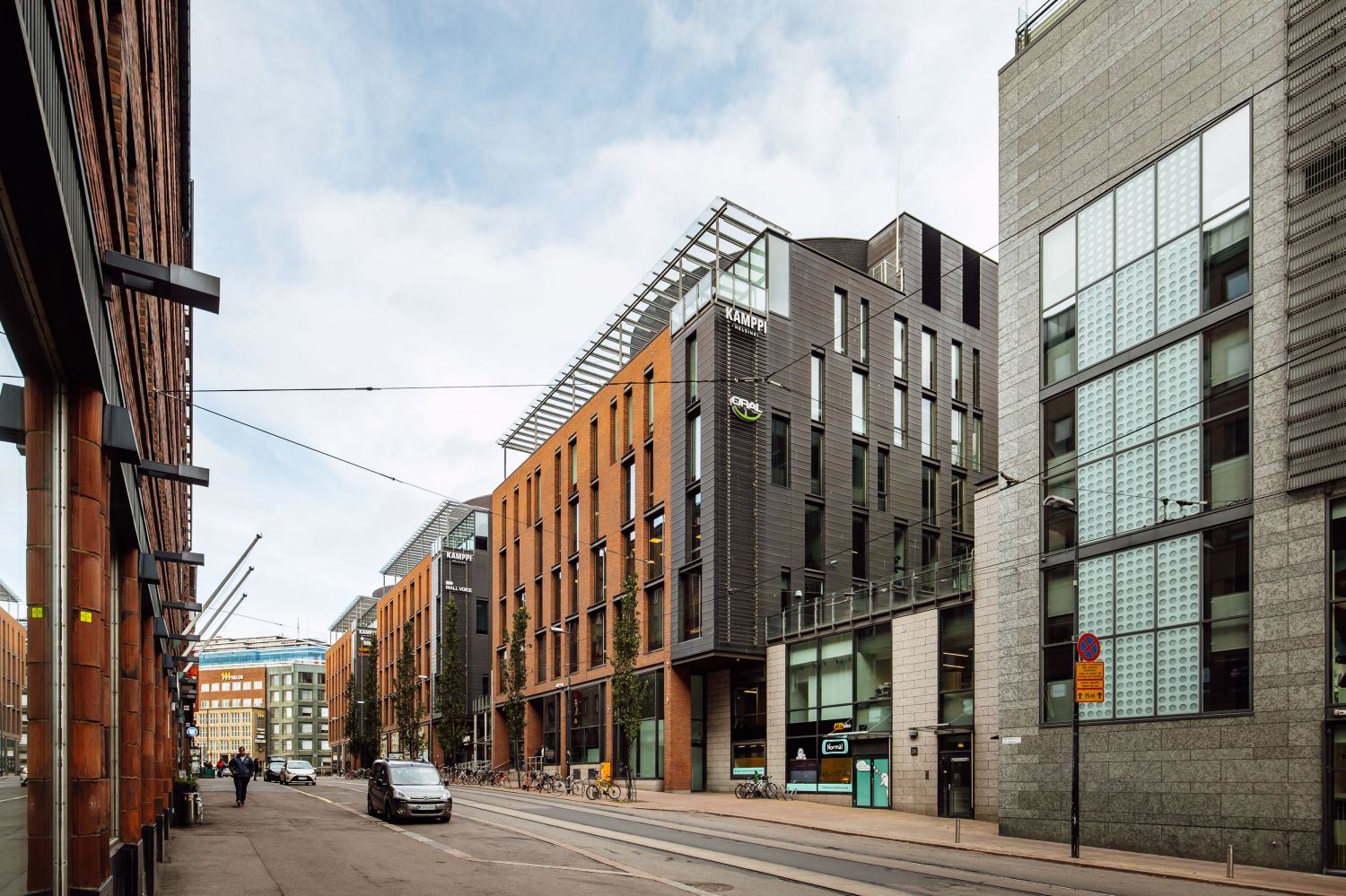 Vuokrataan 5. kerroksen moderni 137 m² avotoimisto aivan Kampin sydämessä, palveluiden äärellä. Tilasta on näkymät Urho Kekkosen kadulle. Vastaavankokoisia tiloja on harvoin tarjolla!Simontorni on osa Kampin kauppakeskuksen yhteydessä sijaitsevaa toimistorakennuskokonaisuus Trigoraa. Trigora on rak...