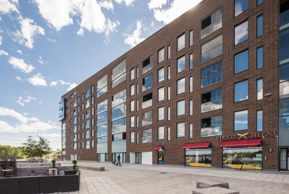 Viihtyisä ja valoisa katutason toimisto-liiketila Kalasatamassa meren äärellä. Tila on jaettu lasiseinillä, jotka on myö...