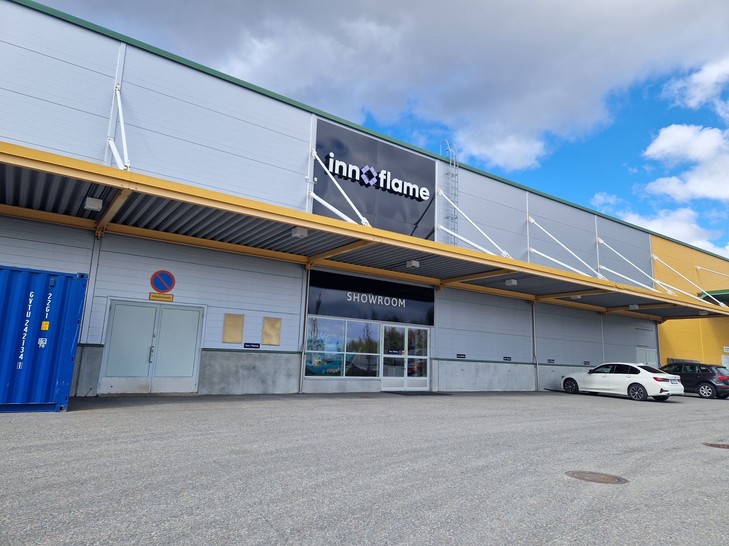 Vuokrataan Nokian Kolmenkulmasta liiketilaa noin 1.350 m2 . Tilan vapaa korkeus on noin 6,5 metriä.  Hyvät liikenneyhteydet. Laajat piha-alueet pysäköintiin ja varastointiin. Kysy lisää ja sovi näyttö! Sami SarasteMyyntipäällikkö, LKVsami.saraste@catella.com050 3014 455Tilanhakijalle palv...