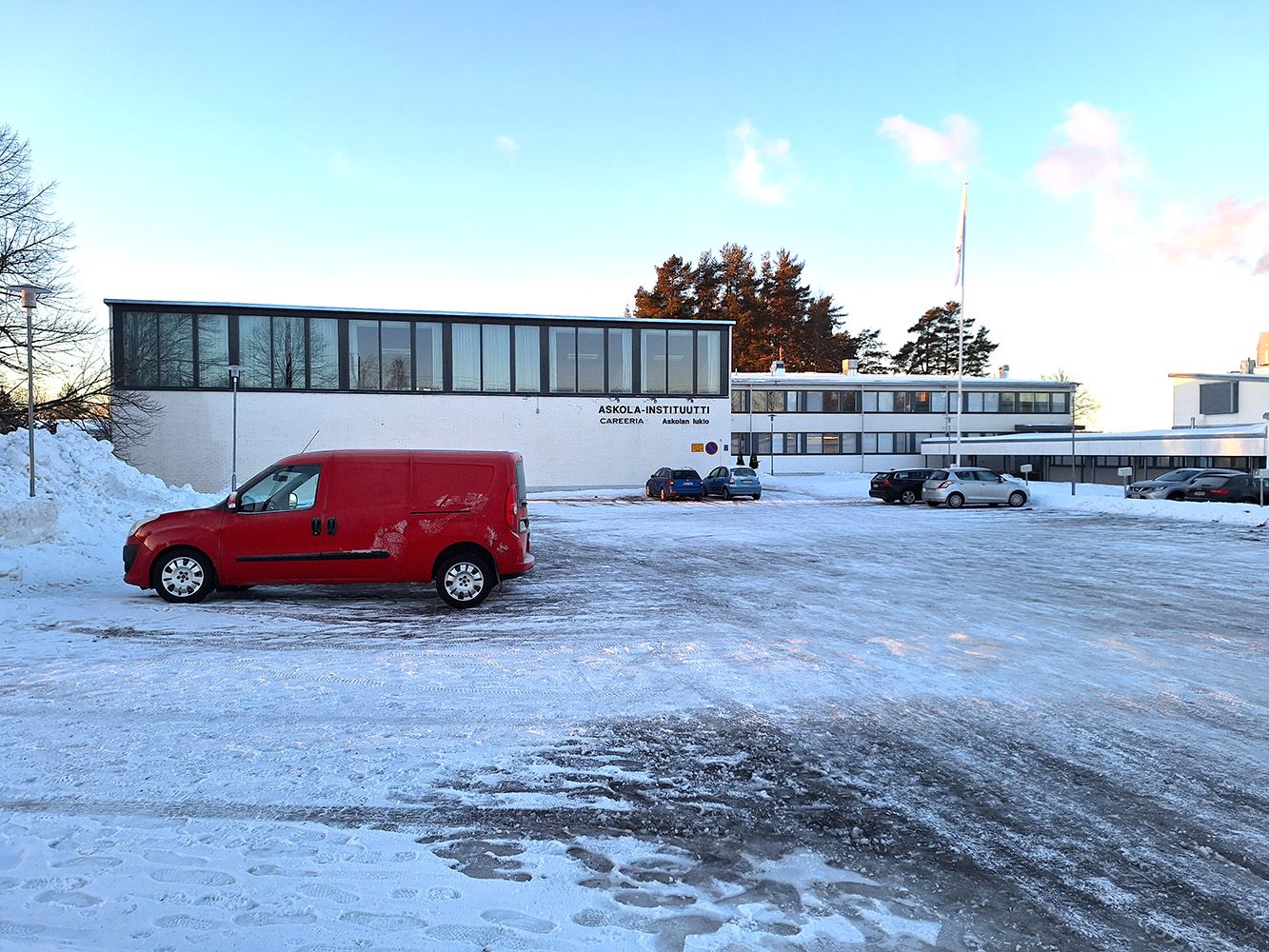 Vuokrataan monipuolisesti toimitilaa isosta koulurakennuskiinteistöstä Askolassa!