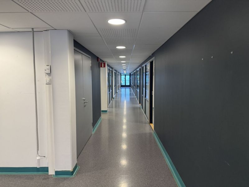 A-käytävä jossa 17 toimistohuonetta