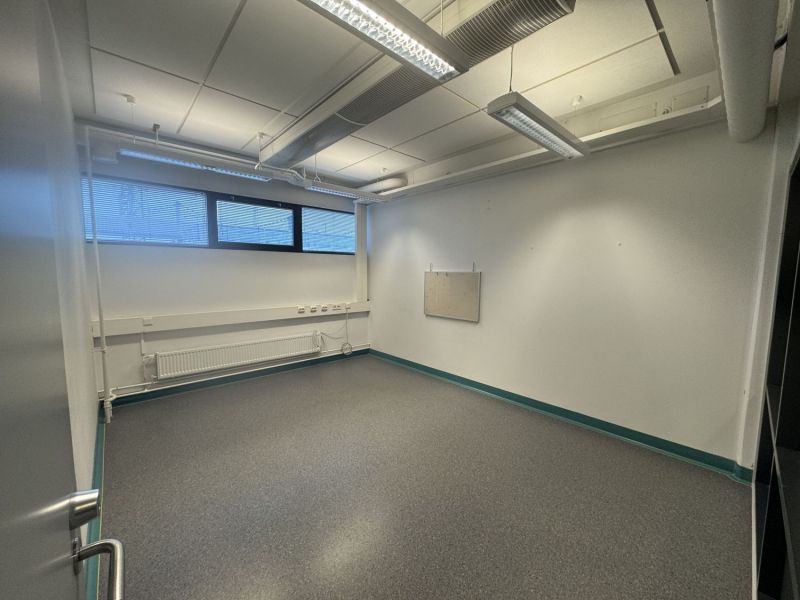 Yksi toimistohuone B-käytävältä, 1-raiteen katto näkyy ikkunasta (pendolino tulee viereen)