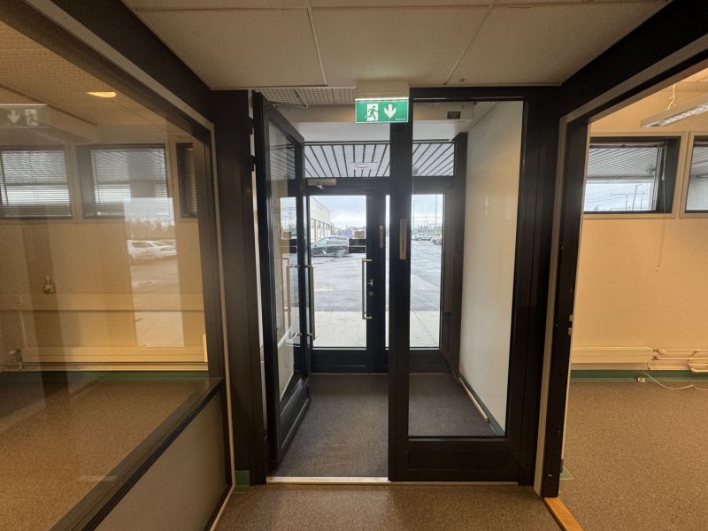 B-käytävän päässä oma sisäänkäynti (p-alue / asemalaituri)