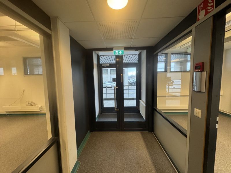 A-käytävän päässä oma sisäänkäynti (p-alue / asemalaituri)