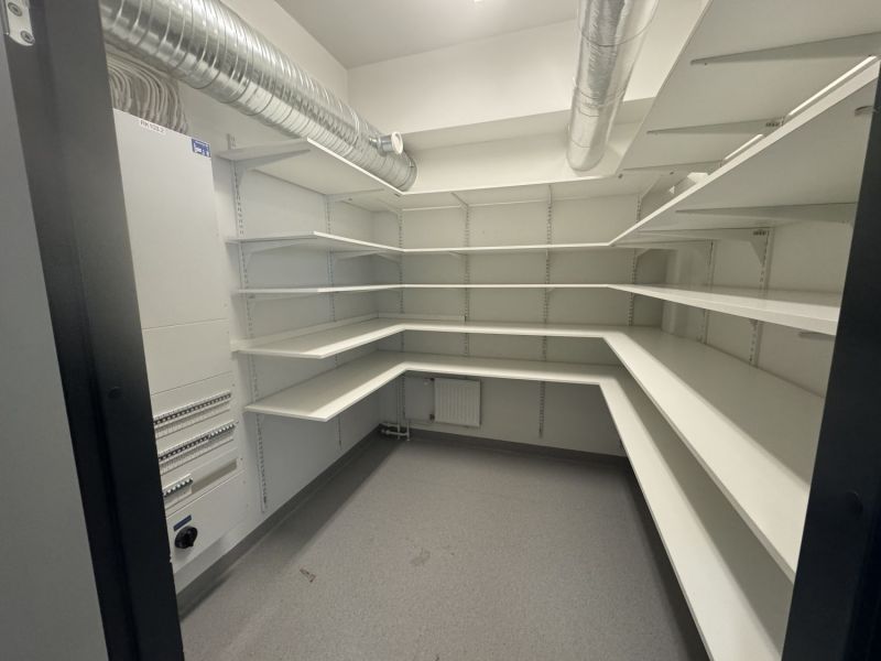 2.krs arkistohuone käytävällä 